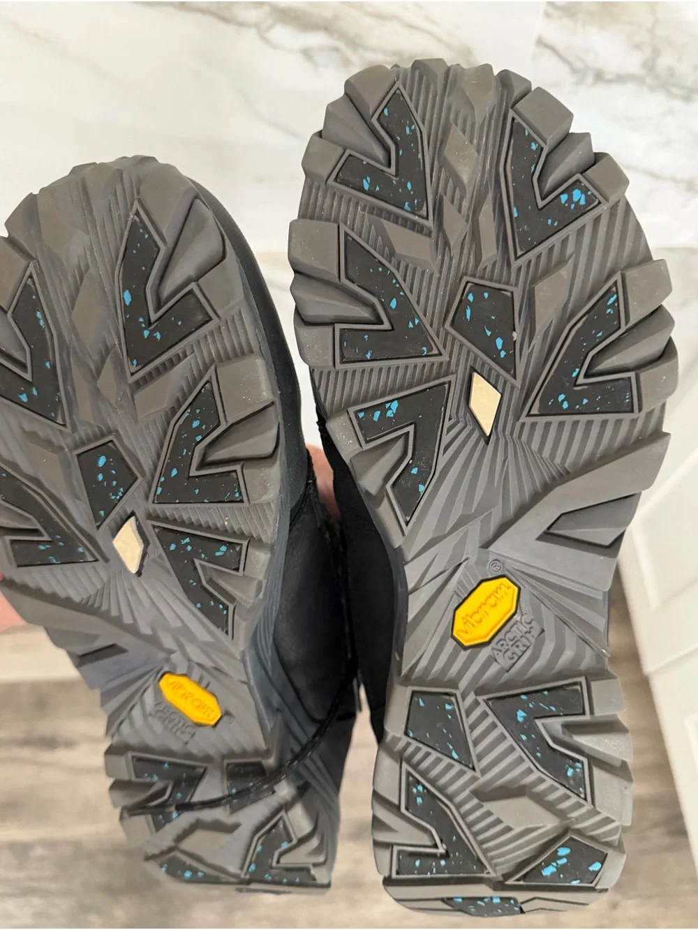 Merrell Black Men's Moab 2 COLDPACK Mid Waterproof Hiking Boots